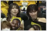 아오이 이부키, 농구팬 또다시 인증!.. 이시하라 노조미와 경기 직관 포착