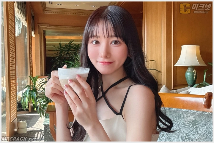 이츠카이치 메이, 사진집 발매 이벤트 중 \'도촬 카메라\' 적발로 일시 중단 - 1 이츠카이치 메이, 사진집 발매 이벤트 중 \'도촬 카메라\' 적발로 일시 중단 - 1